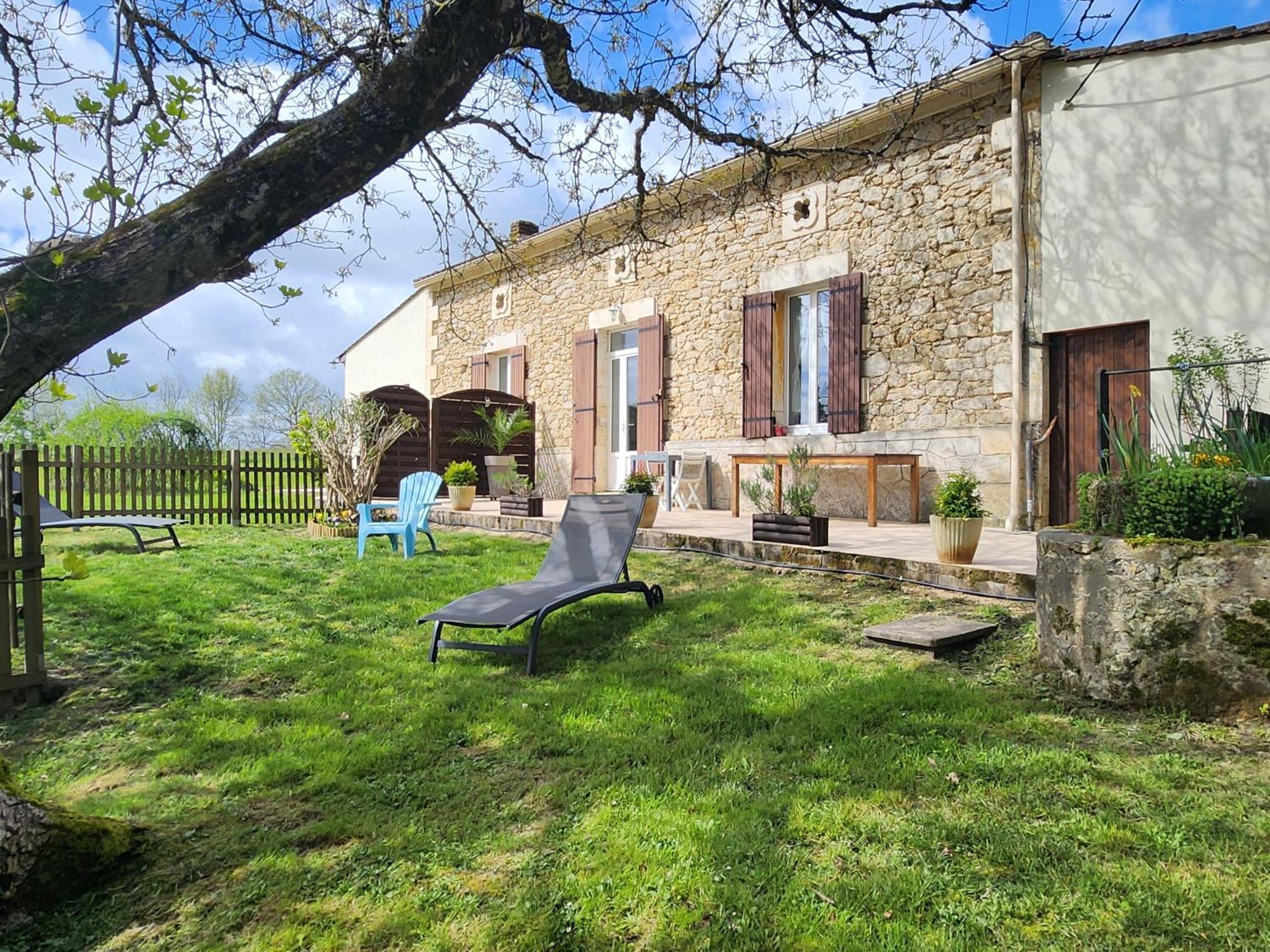 Gite Les Longeres Montazeau Exterior photo